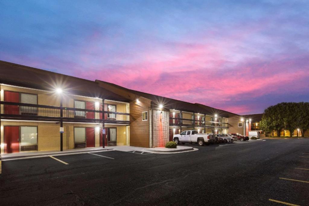 Econo Lodge Madison Eksteriør bilde